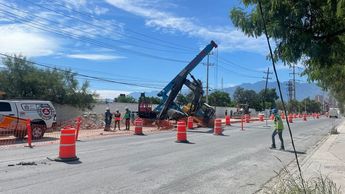 Una retroexcavadora cayó a una zanja en la avenida Diego Díaz de Berlanga. | Ángel Mercado