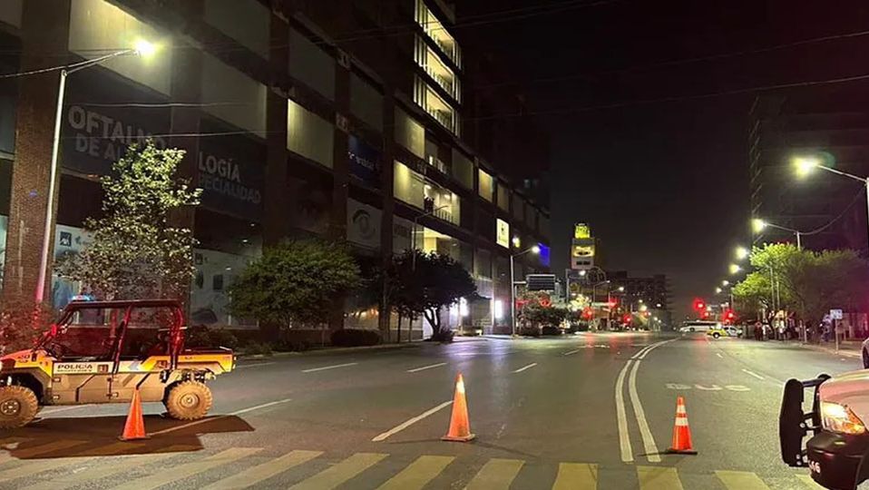 Hombre arroja piedras y botellas de vidrio desde un edificio en el Centro de Monterrey