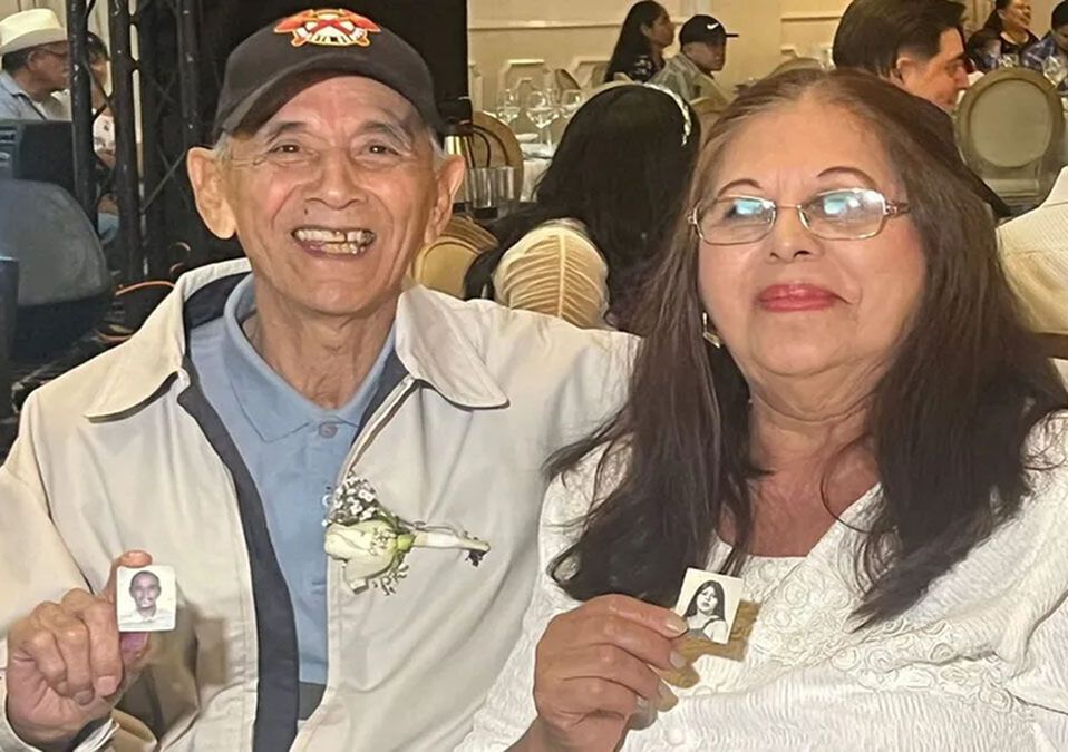 Pareja de adultos mayores se casan en boda colectiva tras 34 años juntos