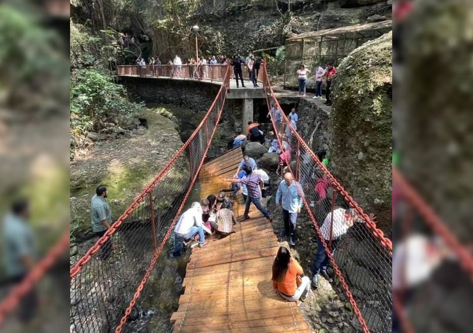El alcalde Uriostegui y su comitiva pasaban por el puente colgante de cuernavaca/ David Monroy