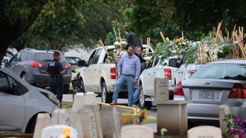 Familiares y seres queridos despidieron a la docente de 56 años entre arreglos florales depositados en su última morada.