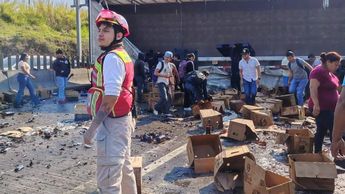 Las autoridades no pudieron evitar que las personas se llevaran los cartones de cerveza del camión accidentado | Isabel Zamudio