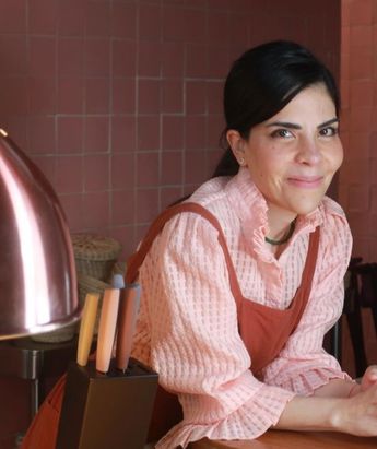 La chef mexicana Gabriela Ruiz junto a un set de cocina Victorinox | Instagram / @gabrielaruizl