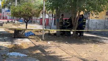El hombre fue retirado del lugar y se le colocó una manta azul, pues ya no presentaba signos vitales/ Especial