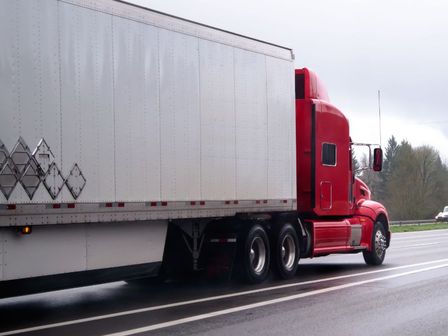 El transporte de carga pesada circula a diario por la autopista México-Puebla, por lo que se debe ser precavido al conducir / CANVA