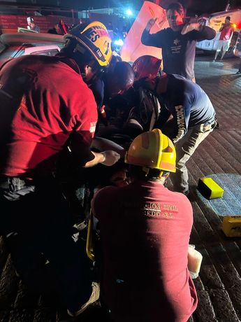 Cuerpos de rescate tuvieron que liberar a la conductora que quedó prensada tras el accidente. | Marcela Cuevas