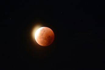 Para que un eclipse lunar ocurra, se requiere que los tres cuerpos celestes, la Tierra, la Luna y el Sol, estén alineados.