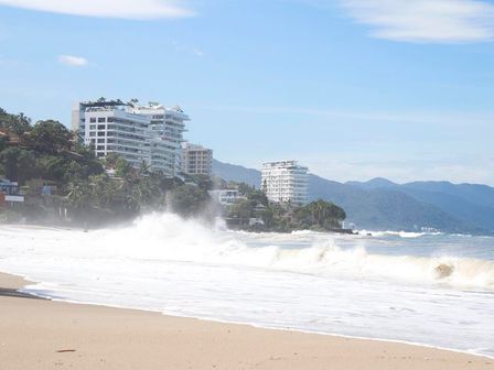Las rachas de viento hicieron que el agua sobrepasara las playas de Puerto Vallarta. | Protección Civil de Puerto Vallarta
