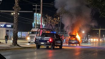 La conductora Alma Leticia resulto ilesa tras escuchar el estallido. El auto fue consumido por el fuego sin requerir traslado de la Cruz Roja.