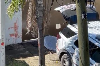 El cuerpo quedó tendido sobre la calle Francisco I Madero, con visibles huellas de violencia / Agencia Es Imagen