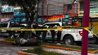 Un motociclista murió tras impactarse contra un árbol en la México-Texcoco.