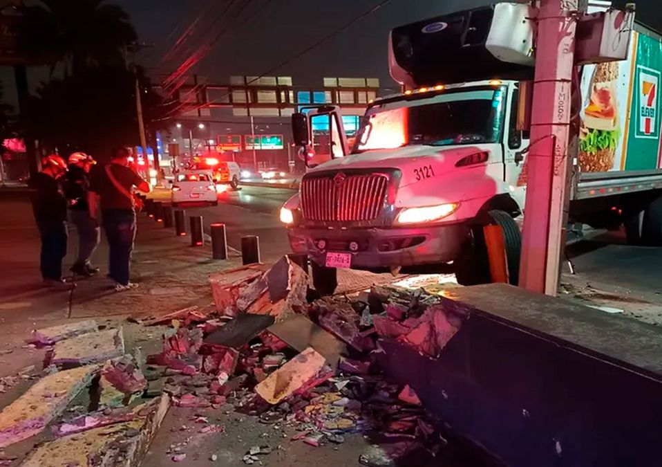 Camión choca contra muro de casino en la avenida Gonzalitos