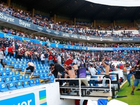 Aficionados de Queretaro y Atlas se enfrentan en riña durante partido. / Cortesía.