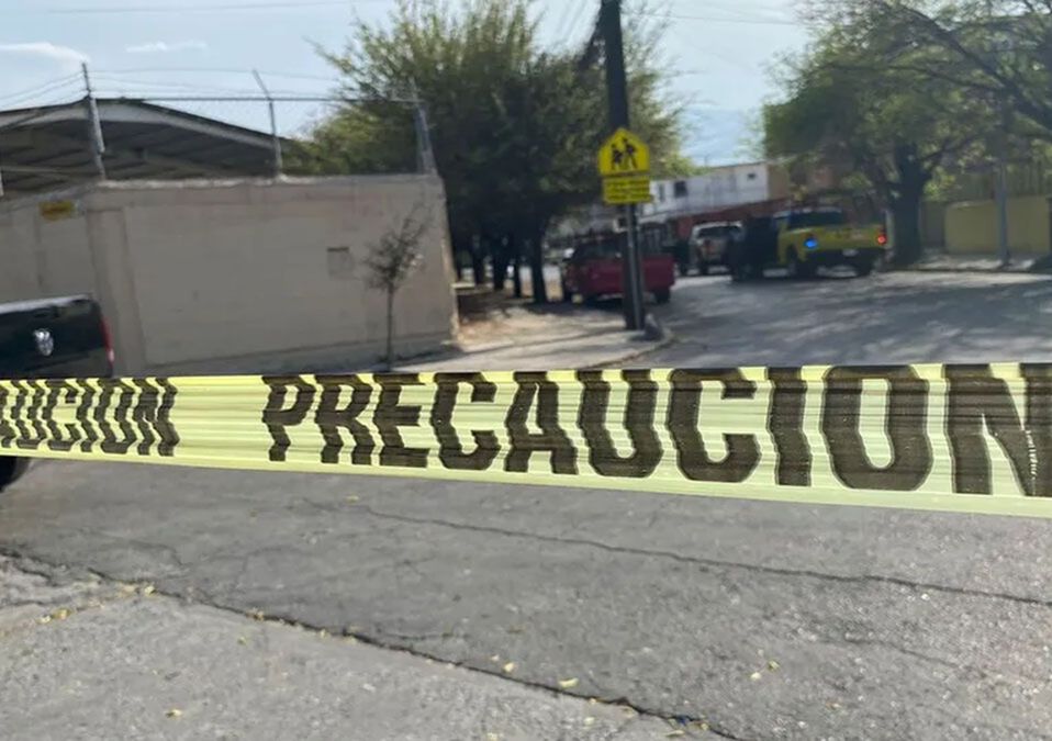 Detienen a dos hombres con armas de fuego afuera de primaria en Monterrey