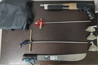 El sujeto tenía en su poder una escopeta, dos puntillas tipo espadas, un machete y tres envoltorios con mariguana. | Cortesía