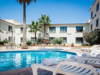 Fiesta Inn es una gran opción con precios bajos.