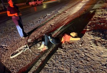 La mujer sentía fuerte dolor en el cuerpo tras el impacto | Foto: Milenio