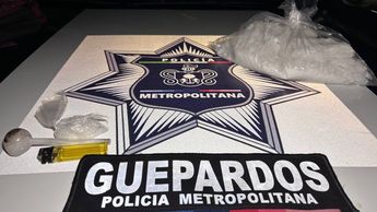Elementos de la Policía Metropolitana aseguraron una pipa, encendedor, un envoltorio con aproximadamente 15 gramos y una bolsa de cristal.