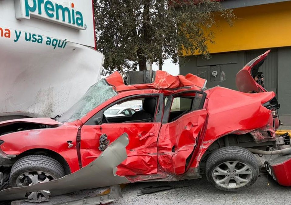 Un aparatoso accidente en Alfonso Reyes dejó a un joven gravemente lesionado.| Especial