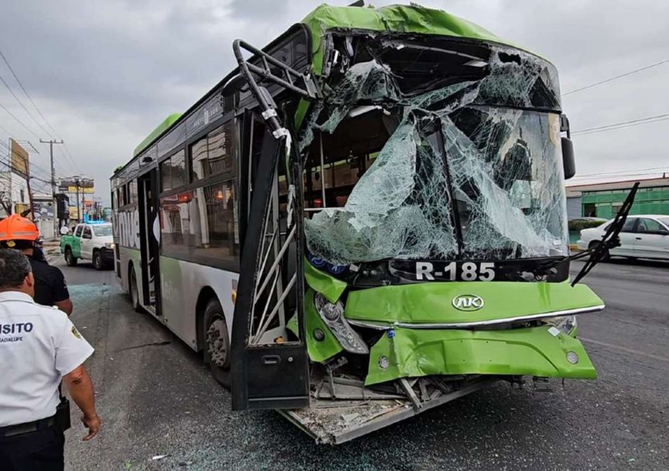 Un choque entre rutas urbanas dejó al menos 15 lesionados en Guadalupe. | Fabricio Gallegos