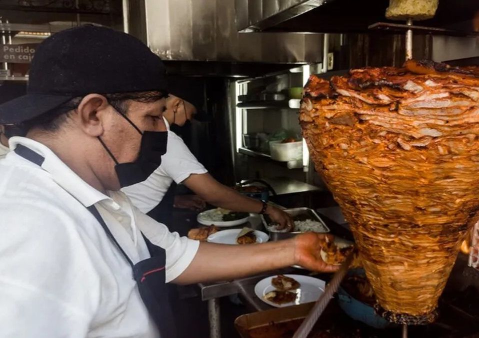 ¡Algunos héroes usan mandil! Taquero evita que comensal se ahogue en taquería de CdMx