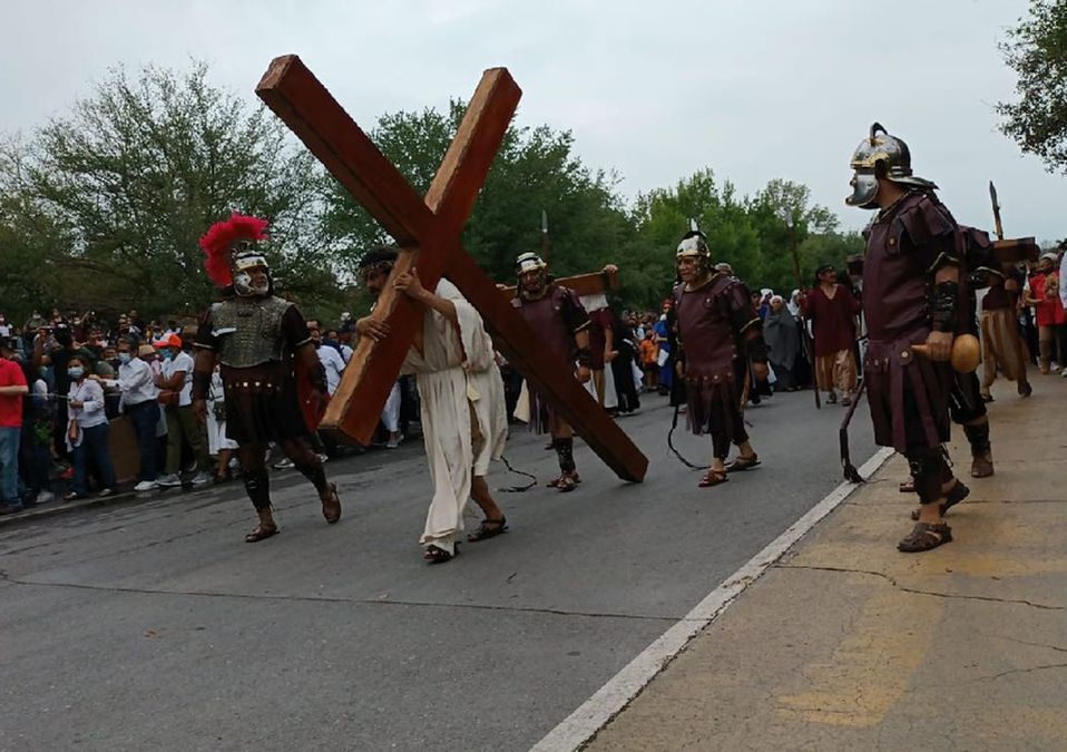 Realizan representación de la Pasión de Cristo en Parque Fundidora