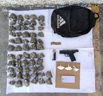 Arma y drogas decomisadas a la mujer detenida. | Cortesía