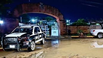 Patrulla de la policía de Puerto Vallarta en el lugar donde hallaron el cuerpo del Miguel | Redes sociales