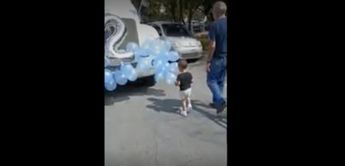 Niño celebra dos años con sus amigos del camión de basura en Monterrey