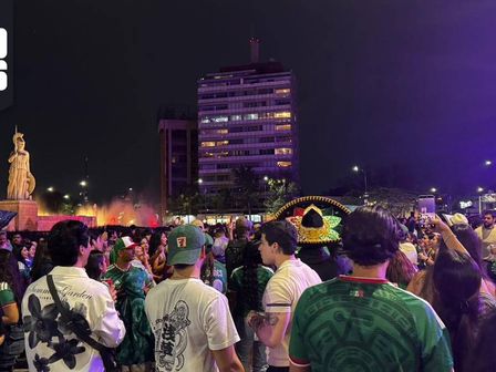Aficionados festejan el triunfo de España en la Minerva. | Usi Toledo