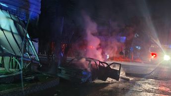 El automóvil subió a la banqueta con violencia, derribando dos postes de madera / FOTO: Especial
