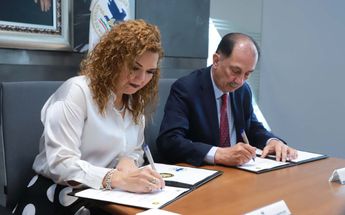 La magistrada Córdova Rodríguez y el fiscal Flores Saldívar firmando el acuerdo. | Cortesía