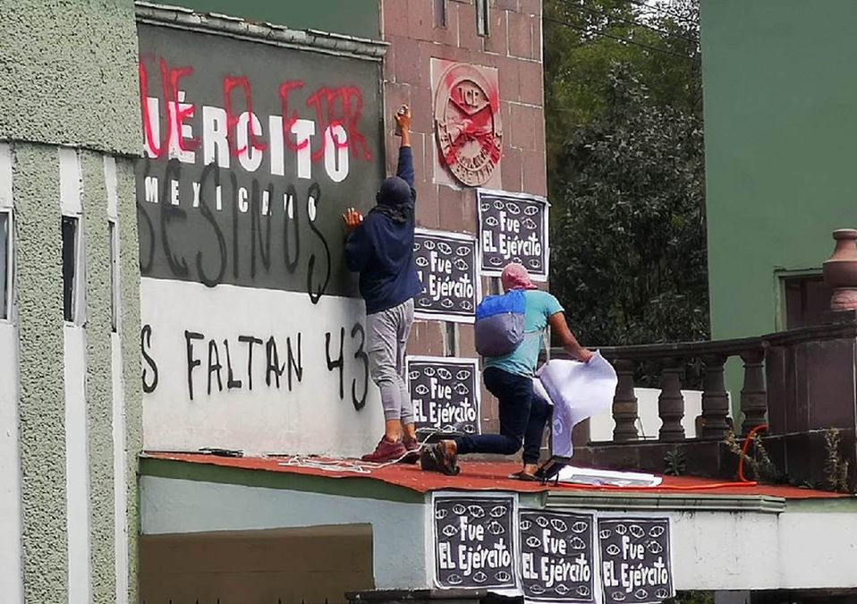 Encapuchados rayan inmediaciones de Campo Militar/ Jorge Becerril