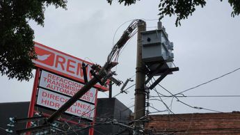 Los postes de luz también quedan dañados por las lluvias / Juan Carlos Munguía