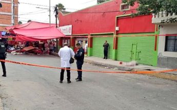 Las autoridades aseguraron la escena del crimen en el tianguis / Carlos Vega.
