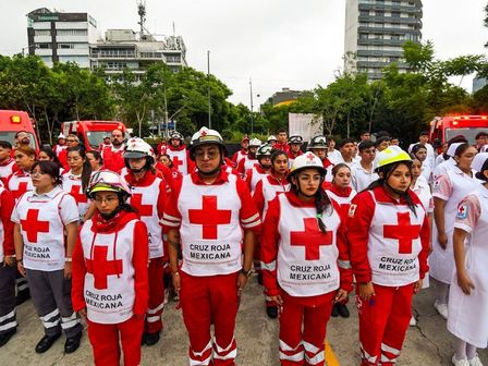 Durante los simulacros por sismos, personal médico y bomberos dan una demostración sobre primeros auxilios | Cuartoscuro