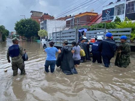 Integrantes de las secretarías de la Defensa Nacional entre otroas apoyan a las poblaciones de Veracruz, Puebla, Hidalgo y Querétaro