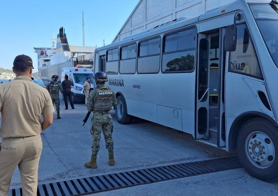 La Secretaría de Marina informó sobre el rescate de 28 personas frente a las costas de Sinaloa, de las cuales 27 son menores de edad.