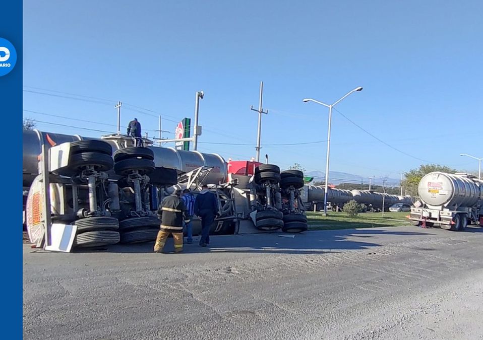 Vuelca pipa en la carretera libre Monterrey-Reynosa en Cadereyta. | Agustín Martínez