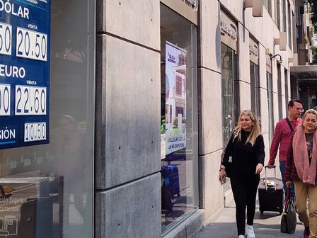 Los precios del dólar se actualizan diariamente en las ventanillas de los bancos de México | Cuartoscuro