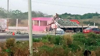 Vecinos y transeúntes se percataron del accidente, sin embargo, desconocían el estado del conductor / Especial