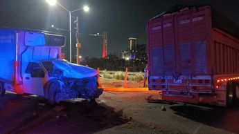 La colisión entre dos vehículos de carga. | Israel Santacruz