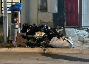 La basura se acumula frente a las viviendas ante el retraso del servicio recolector. | Mayte Villasana