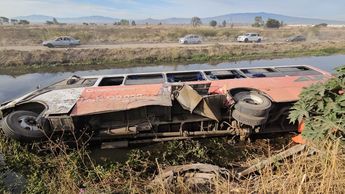 Camión que quedó volcado a un lado de la carretera / Especial