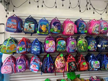 Los precios de las mochilas van desde los 145 pesos.