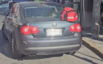 Uno de los autos implicados en el choque fue un Volkswagen en color obscuro. | Fabricio Gallegos