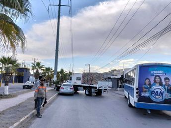 El chofer, identificado como Andrés, de 48 años, transportaba una carga considerable de bultos de yeso al momento del impacto