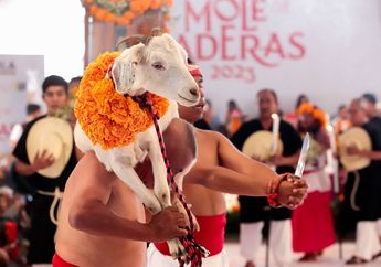Baile tradicional con un chivo en hombros antes de degustar el Mole de Caderas en Tehuacán, Puebla / Agencia Cuartoscuro