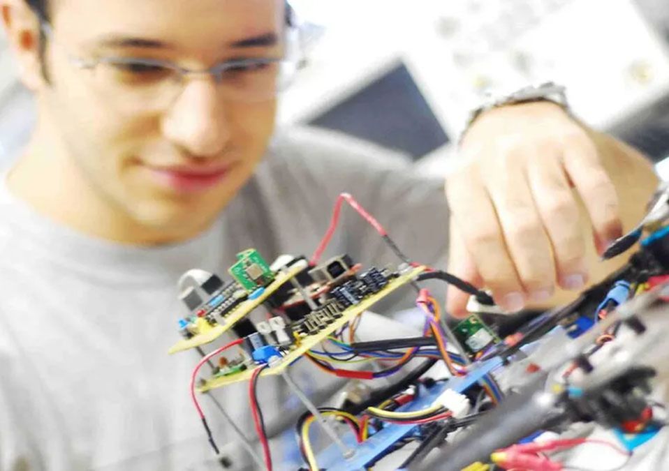 Para trabajar en Tesla, secretario de Economía sugiere estudiar estas carreras