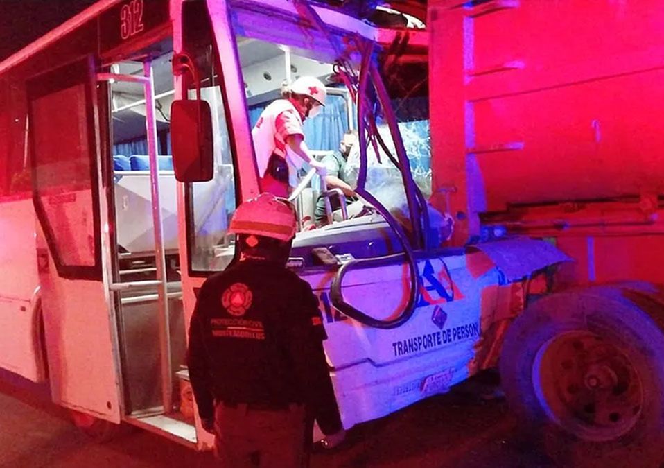 Choque de camión de personal en Montemorelos deja 16 lesionados